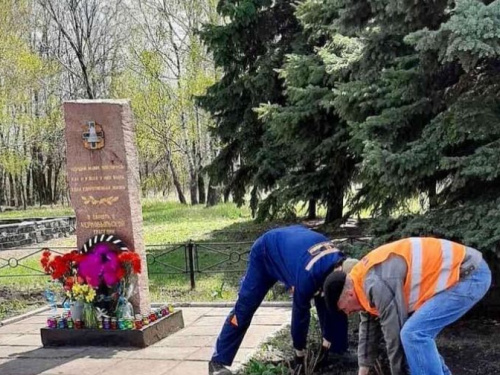 В Авдіївці біля меморіалу жертвам Чорнобильської трагеді висадили троянди