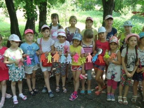 Авдеевские дети создали символическую цепочку единства (ФОТО)