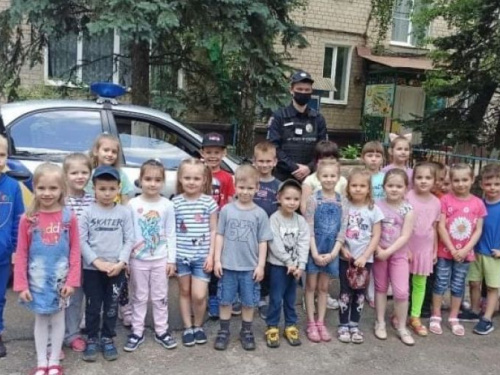 Авдіївські поліцейські розказали малюкам про правила безпеки дорожнього руху