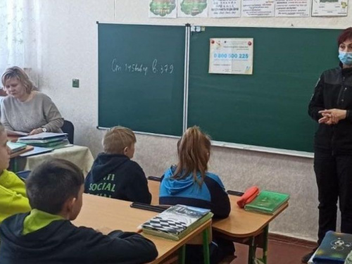 Авдіївські поліцейські вчили дітей радіти життю