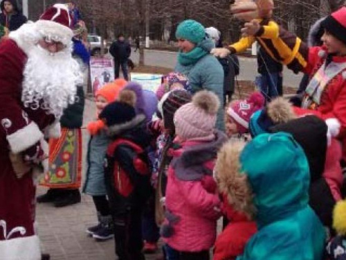 “Ёлочка, гори!”: в Авдеевке торжественно открыли главную городскую елку (ФОТО)