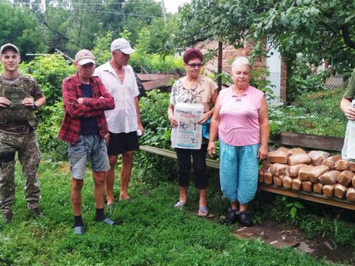 Авдеевские «симики» развезли игрушки, хлеб и газеты (ФОТО)