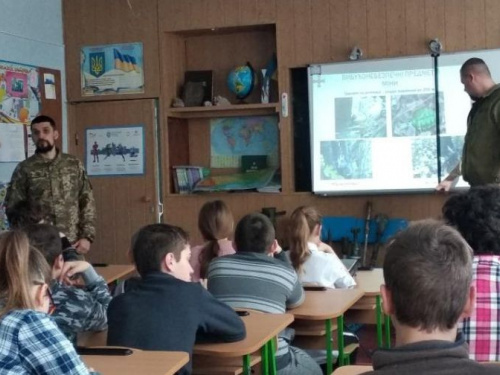 Авдеевские «симики» стараются обезопасить и порадовать детей (ФОТО)