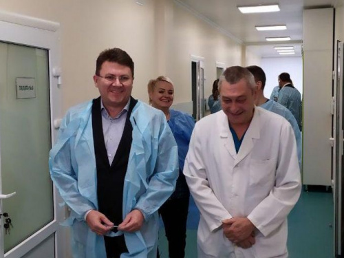 ФОТОРЕПОРТАЖ. АКХЗ капитально отремонтировал два отделения  Авдеевской центральной городской больницы