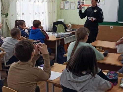 Авдеевские полицейские рассказали школьникам о необходимости использования светоотражающих элементов