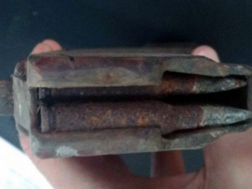 Копам Авдеевки сдали магазин к автоматическому оружию с патронами (ФОТО)