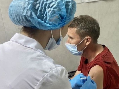 На Авдеевском коксохиме прошел первый этап добровольной бесплатной вакцинации сотрудников