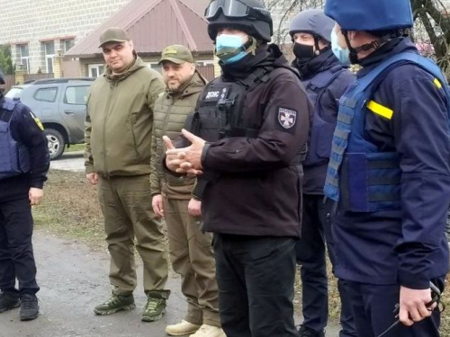 В Авдіївці провели інструктаж для рятувальників, які відновлюють дахи пошкоджених будинків