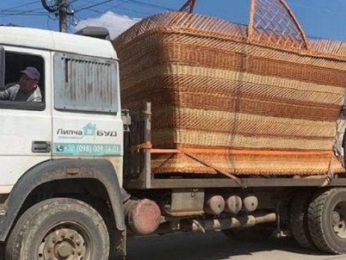 Гігантський Великодній кошик, який сплели на Закарпатті, претендує на рекорд
