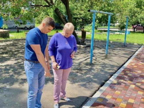 На детской площадке, которую строит для города Метинвест, проложили пешеходные дорожки (ФОТО)