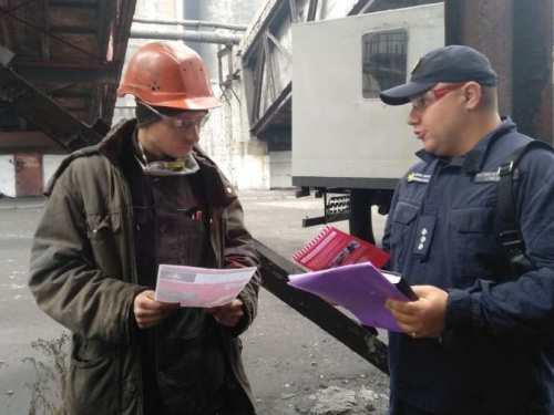 В Авдеевке спасатели напомнили работникам АКХЗ правила безопасности (ФОТО)