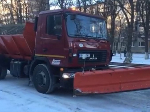 Работники КП «СЕЗ» вышли на борьбу со снегом