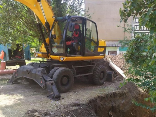 Комунальники подовжують готувати тепломережі Авдіївки до опалювального сезону
