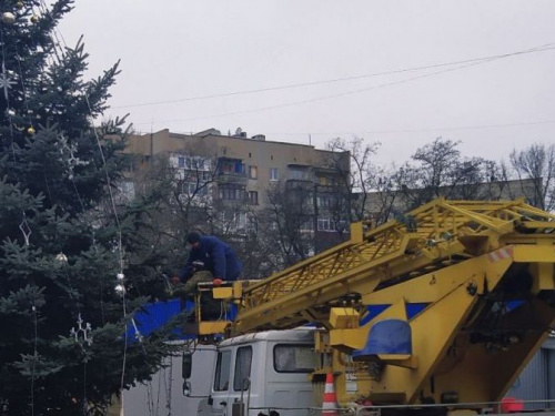 В Авдеевке разобрали новогоднюю ёлку (ФОТОФАКТ)