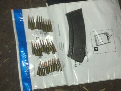 ФОТОФАКТ: Мирный житель сдал автоматный магазин и патроны полицейским из Авдеевки