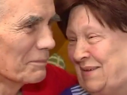 Авдеевка: уникальная пара обнимается во время обстрелов (ВИДЕО)