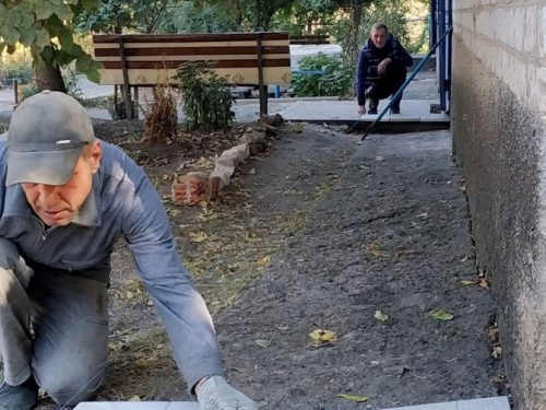 В поселке Новгородское жители обустраивают многоквартирный дом