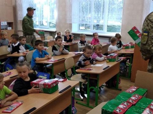 "Симики" порадовали подарками школьников Авдеевки (ФОТО)