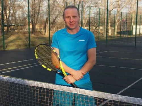 Холодные игры: в морозный вечер на городском корте Авдеевки состоялся теннисный матч (ФОТО)