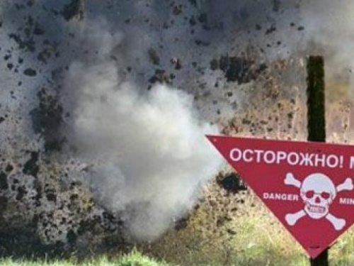 В Донецкой области в районе КПП "Березовое" подорвались два человека