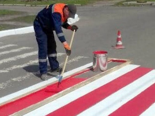 В Авдіївці почали оновлювати розмітку пішохідних переходів