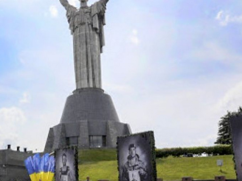В Киеве развернут ко Дню Независимости самый большой флаг