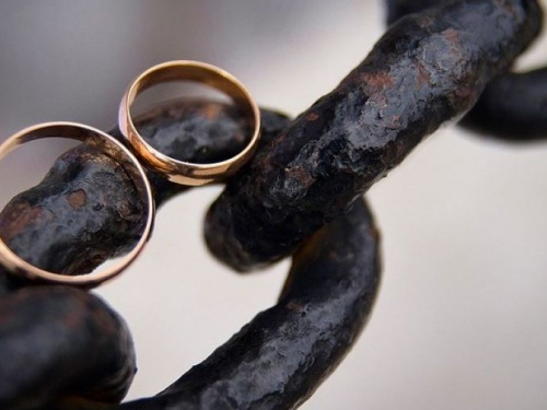 В Авдеевке за месяц 12 пар связали себя узами брака