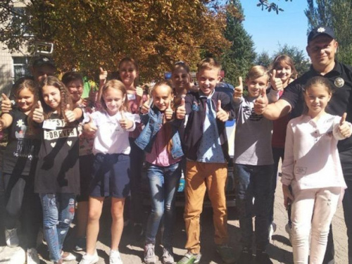 В Авдеевке полицейский учил детей радоваться жизни