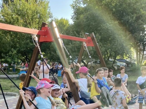 Еще одна суперпрочная площадка для детворы появилась в Авдеевке (ВИДЕО)