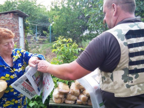 Представители Cimic Avdeevka раздавали продукты, вещи и прессу (ФОТО)