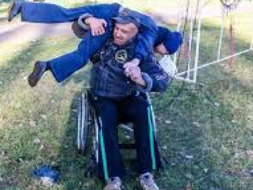 В Авдеевке уникальный тренер по дзюдо вдохновляет способностью преодолевать вызовы