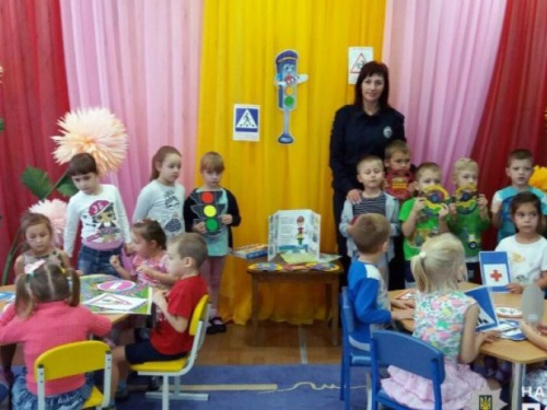 Полицейские знакомили детвору в Авдеевке с "дорожной грамотой" (ФОТО)