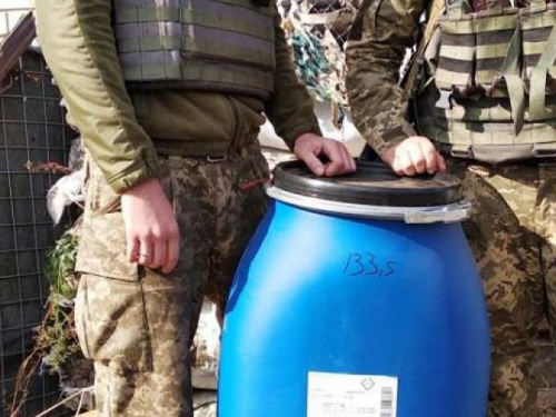 В районе Авдеевки военным передали торты, рисунки, бочку и оберег