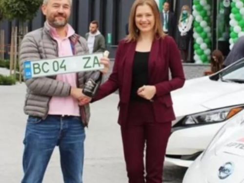 В Украине на электромобили будут выдавать "зеленые" номера