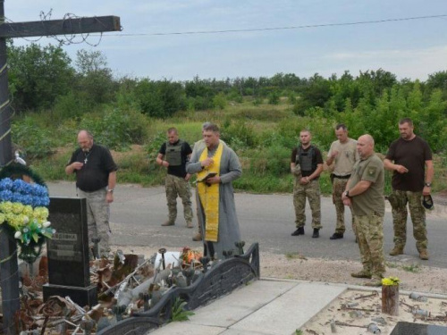 Полковник, полк и священнослужители навестили мемориал в авдеевской промзоне (ФОТО)