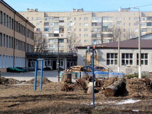 В Авдіївці демонтують незаконно встановлені конструкції біля опорної школи