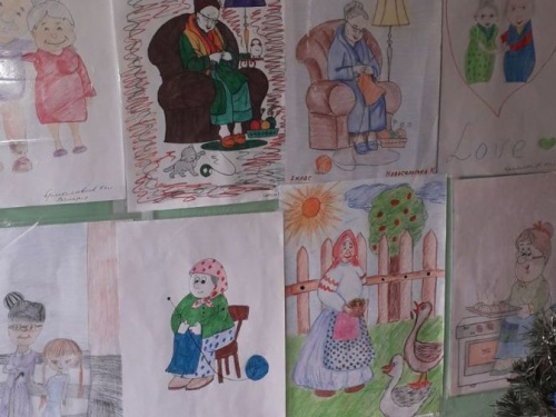 Стіни авдіївського пенсійного фонду прикрасили дитячі малюнки. ФОТОФАКТ