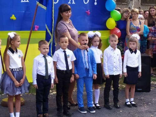 Первый звонок в авдеевских школах: торжественные линейки, шары и награждения (ФОТО)