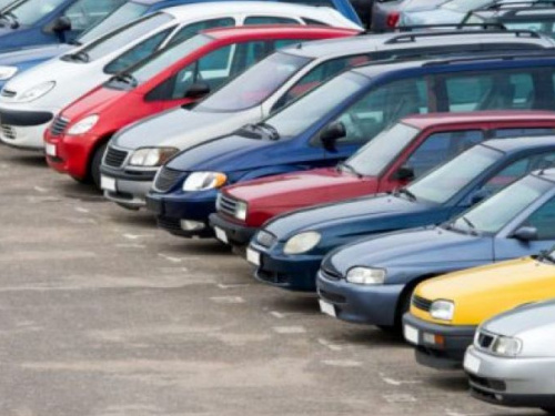 В Україну активно ввозять старі авто