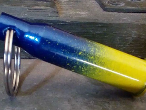 В Авдеевке гильзы и осколки снарядов превращают в сувениры для помощи военным