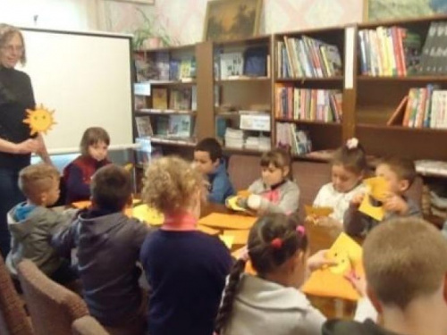 Авдіївським малюкам у центральній бібліотеці відділу культури підготуваги розважальну програму до Дня захисту дітей