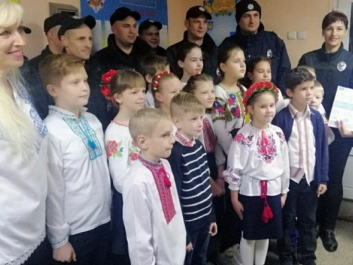 Школьники поздравили копов в Авдеевке с Днем украинской письменности и языка (ФОТО)