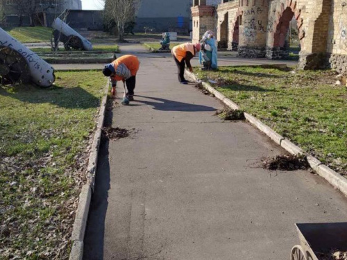 Авдеевские коммунальщики наводят чистоту в городе (ФОТОФАКТ)