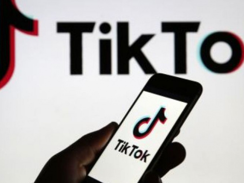 Опасный ТикТок-челлендж во Львове: дети воруют колпачки с колес автомобилей (видео)