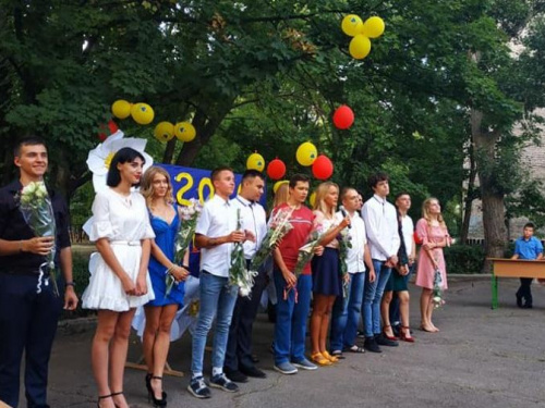 В Авдеевке вручили свидетельства о полном общем среднем образовании