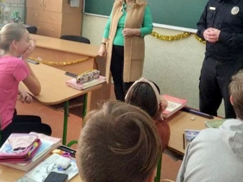 В Авдіївці правоохоронці розповіли школярам про шкідливий вплив тютюну та алкоголю