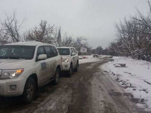 Много взрывов произошло у Ясиноватой, а у Каменки рвануло рядом с наблюдателями ОБСЕ
