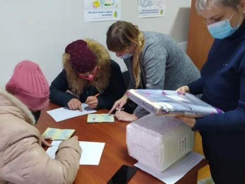 Родини, які є отримувачами  послуг Авдіївського міського Центру соціальних служб, отримали гуманітарну допомогу