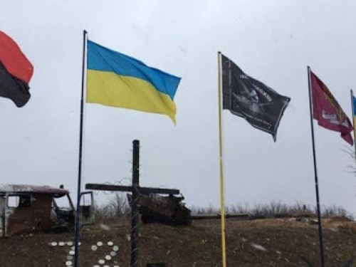 На меморіалі біля авдіївської «промки» оновлюють прапори