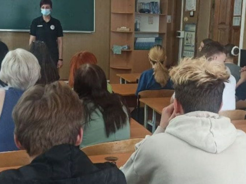 Напередодні літніх канікул поліцейські Авдіївки нагадали школярам правила безпечного відпочинку